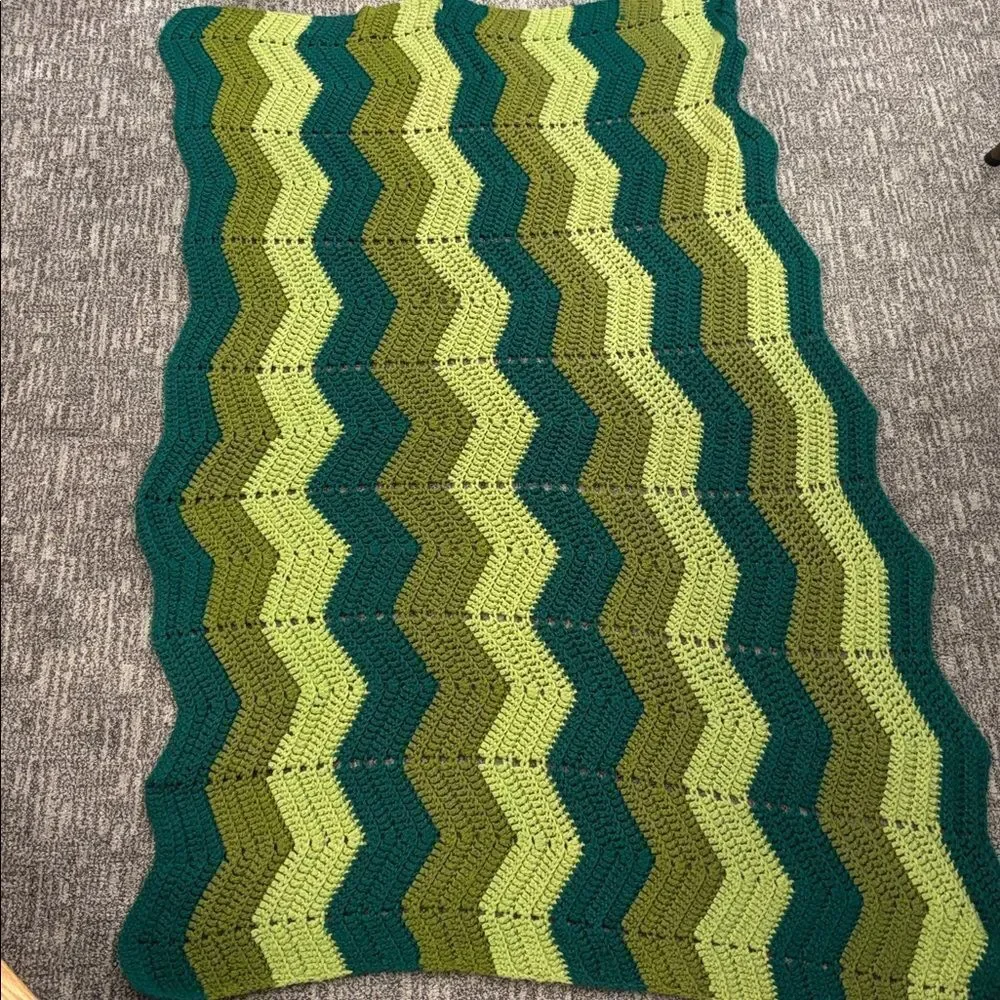 🎀Vintage🎀 Handmade Green Chevron Hand Knit Blanket 40inx62in